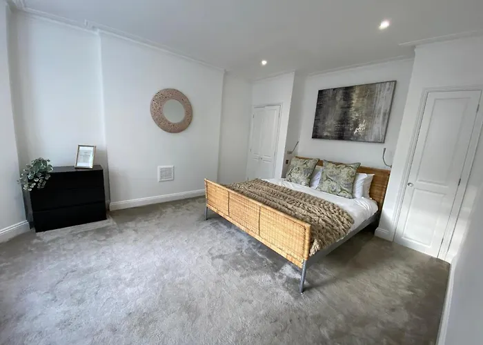 Fantastic Spacious Garden Flat With Own Private Entrance