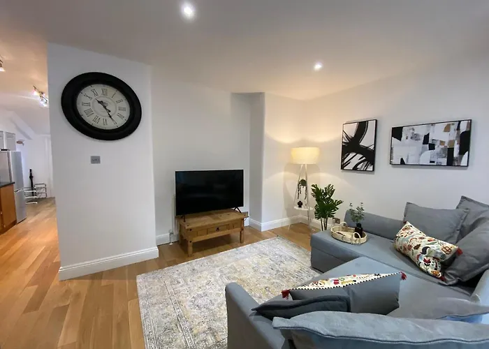 Fantastic Spacious Garden Flat With Own Private Entrance