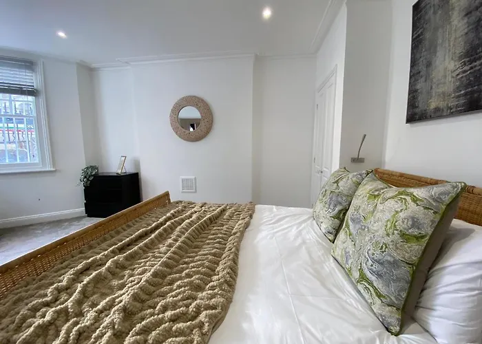Fantastic Spacious Garden Flat With Own Private Entrance