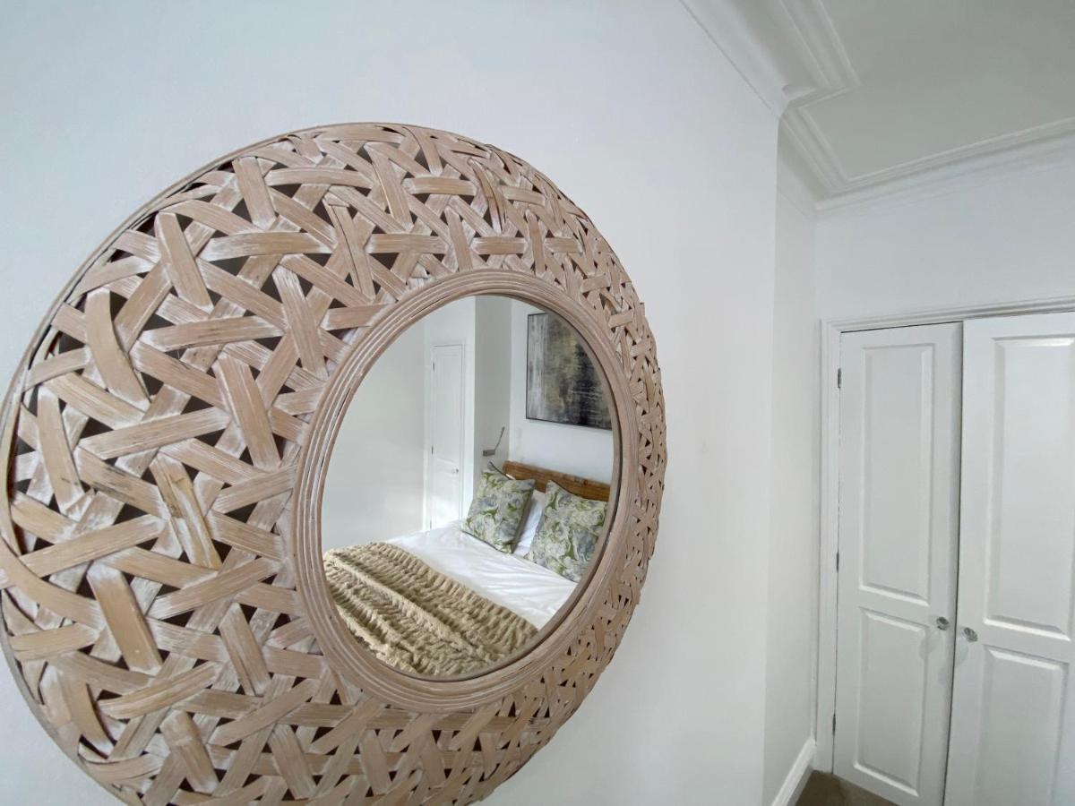 Apartment Fantastic Spacious Garden Flat With Own Private Entrance London